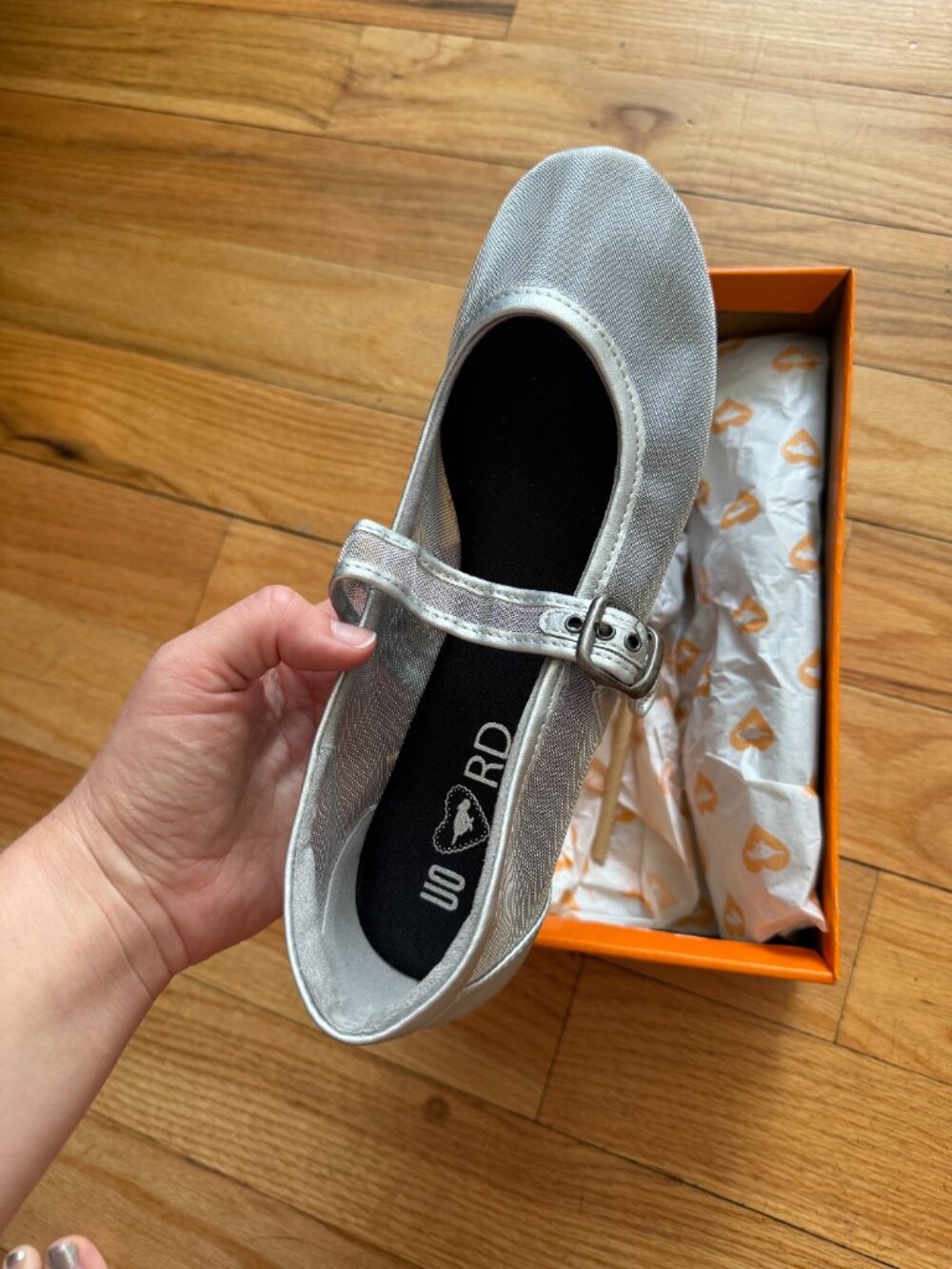 chic, comfortable silver flats - Picture 3 of 3